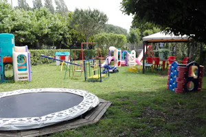 Camping Smeraldo - Spielplatz vom Campingplatz mit Rutschen, Wippe, Trampolin...