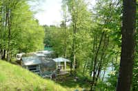 Camping Smlednik -  Campingbereich für Zelte und Wohnwagen im Schatten der Bäume