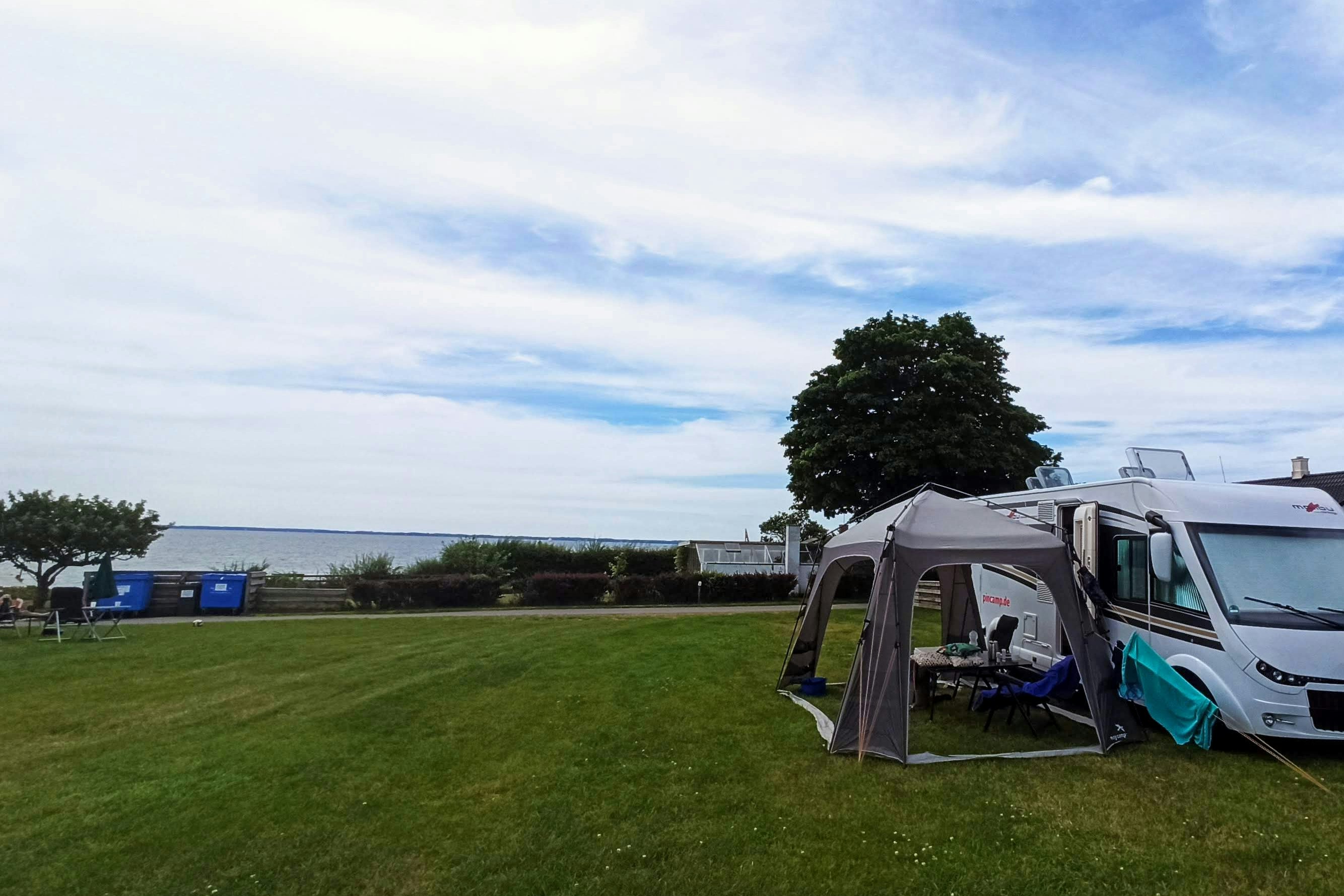 Camping Sønderby Strand - Stellplätze mit Blick auf das Meer