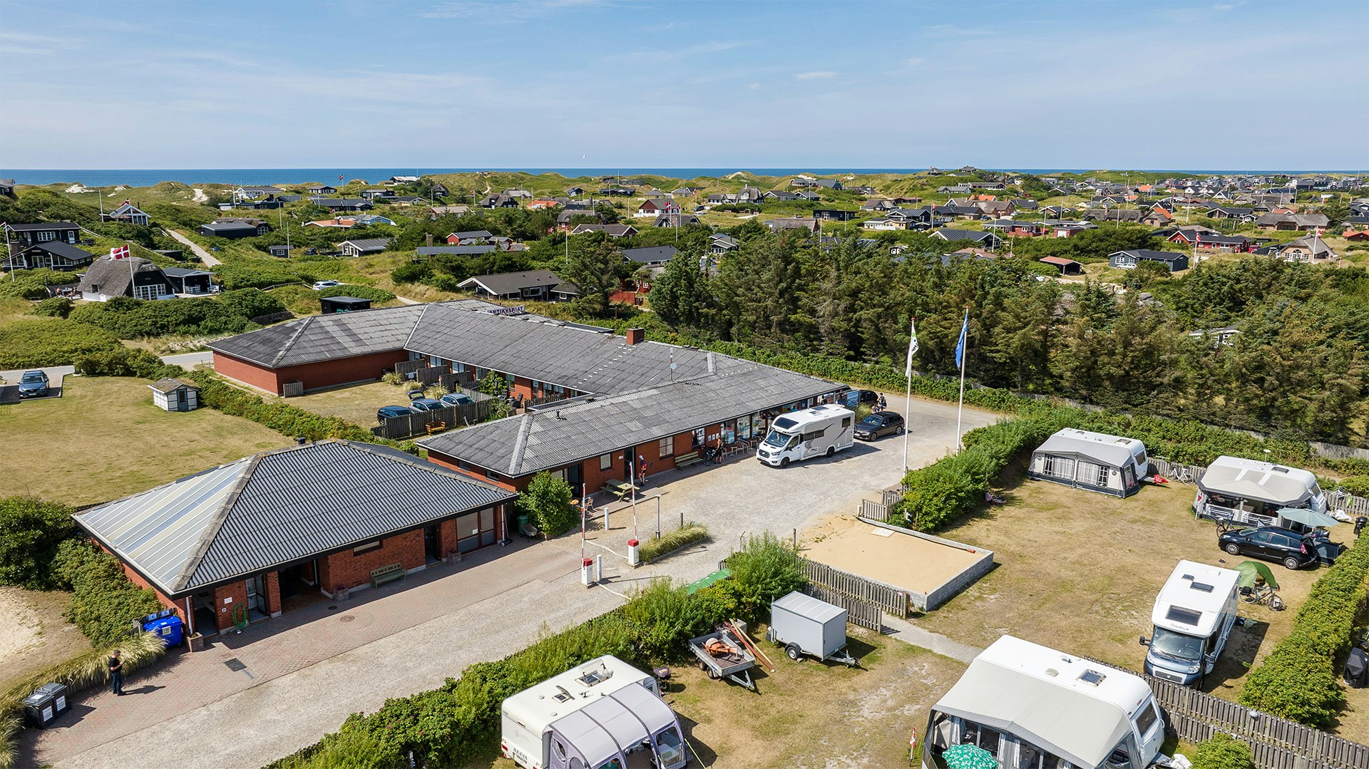 Camping Søndervig - Luftaufnahme des Campingplatzes mit Meer im Hintergrund