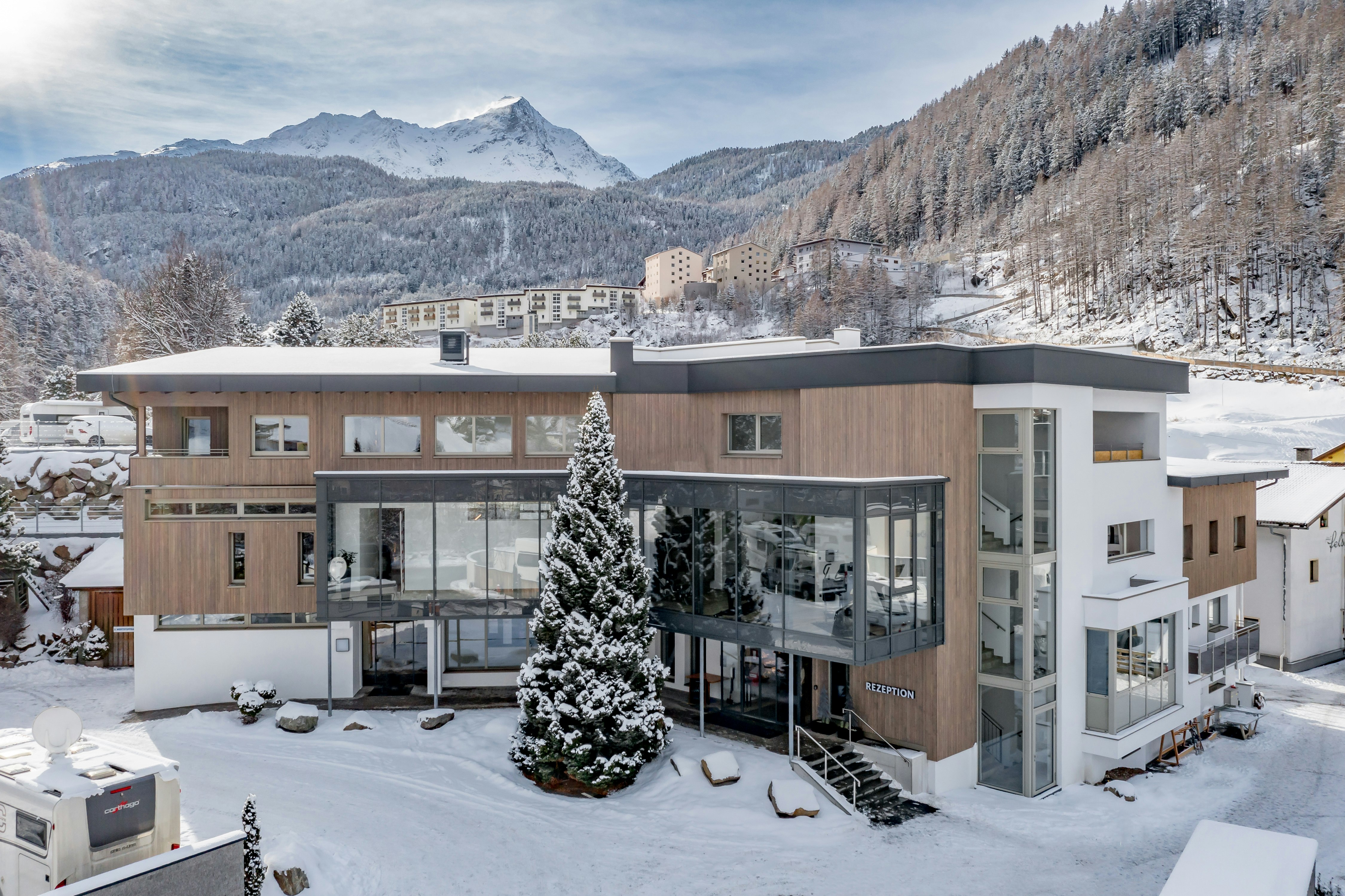 Camping Sölden - Blick auf den verschneiten Campingplatz im Winter