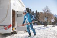 Camping Sölden - Skifahrer mit Skiern an seinem Wohnmobil