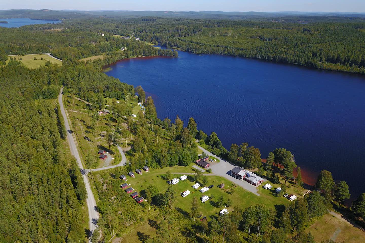 Camping Sörälgens  -  Luftaufnahme vom Campingplatz am See in Schweden