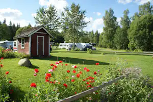 Camping Sörälgens - Mobilheim auf dem Stellplatz vom Campingplatz im Grünen