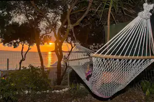 Camping Sofas - Gast in einer Hängematte mit Blick auf das Meer