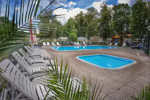 Camping Sokol Praha - Poolbereich mit Planschbecken und Liegestühlen auf dem Campingplatz