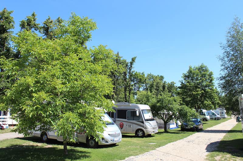 Camping Sokol Praha - Wohnwagen- und Zeltstellplatz vom Campingplatz im Grünen