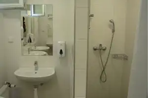 Camping Sokol Troja - Duschkabine im Sanitärgebäude auf dem Campingplatz