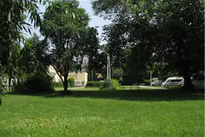Camping Sokol Troja - Grünes Gelände vom Campingplatz