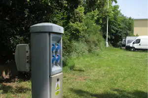 Camping Sokol Troja - Stromanlage auf Wohnwagenstellplatz