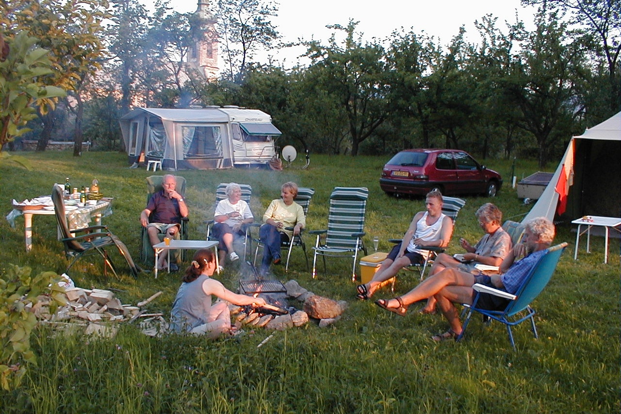 Pension & Camping Sokol - Camper sitzen gemeinsam am Lagerfeuer