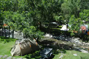 Camping Sol i Neu - Stellplatz vom Campingplatz auf grüner Wiese am Fluss