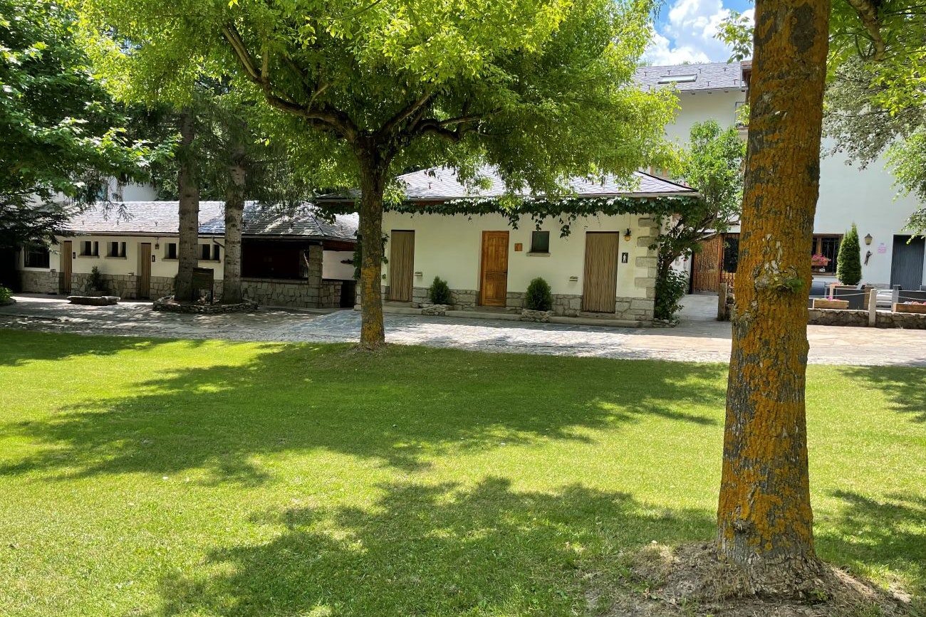 Camping Sol i Neu - Servicegebäude auf dem Campingplatz