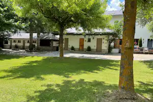 Camping Sol i Neu - Servicegebäude auf dem Campingplatz