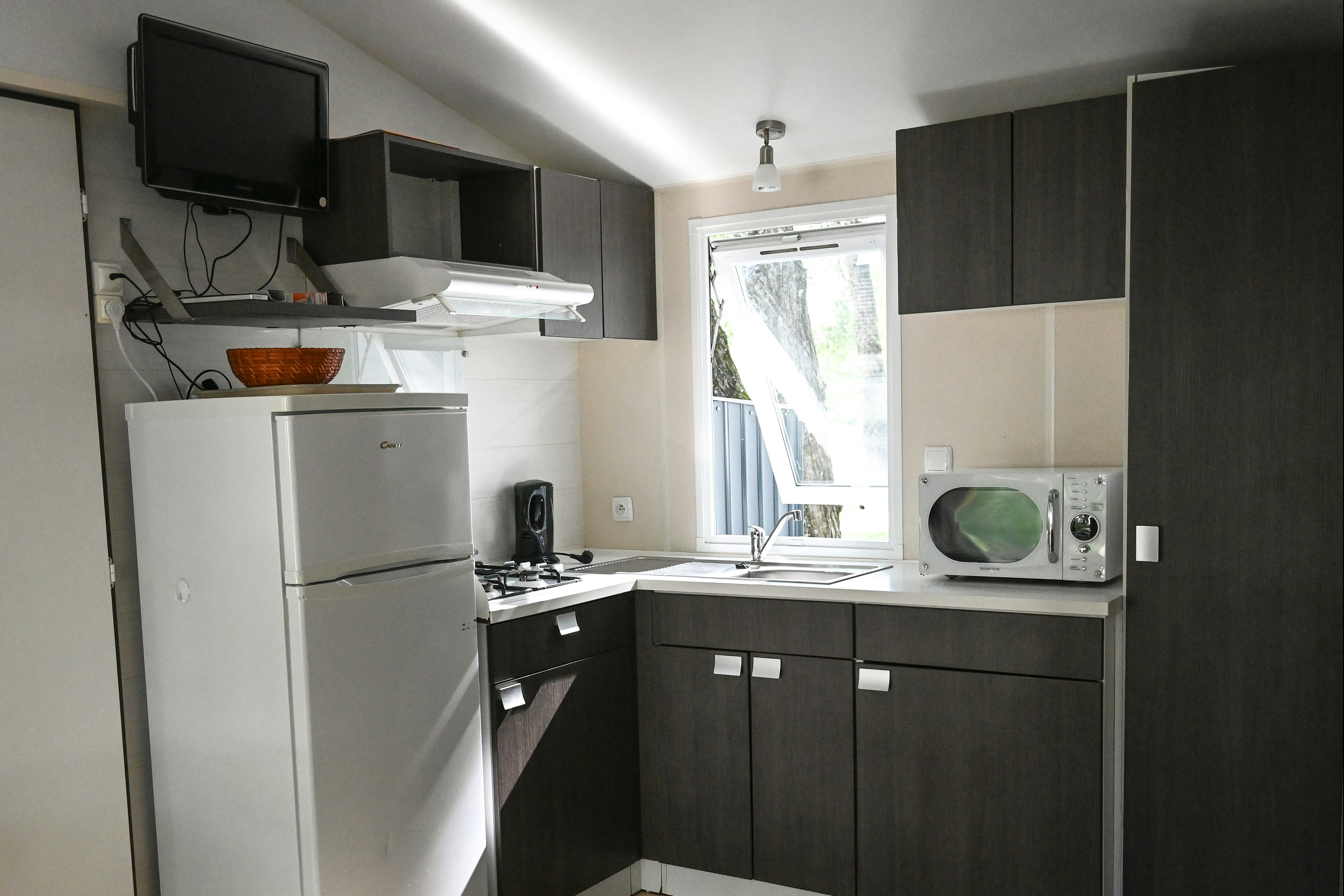 Camping Solaire  - Küchenzeile in einem Mobilheim