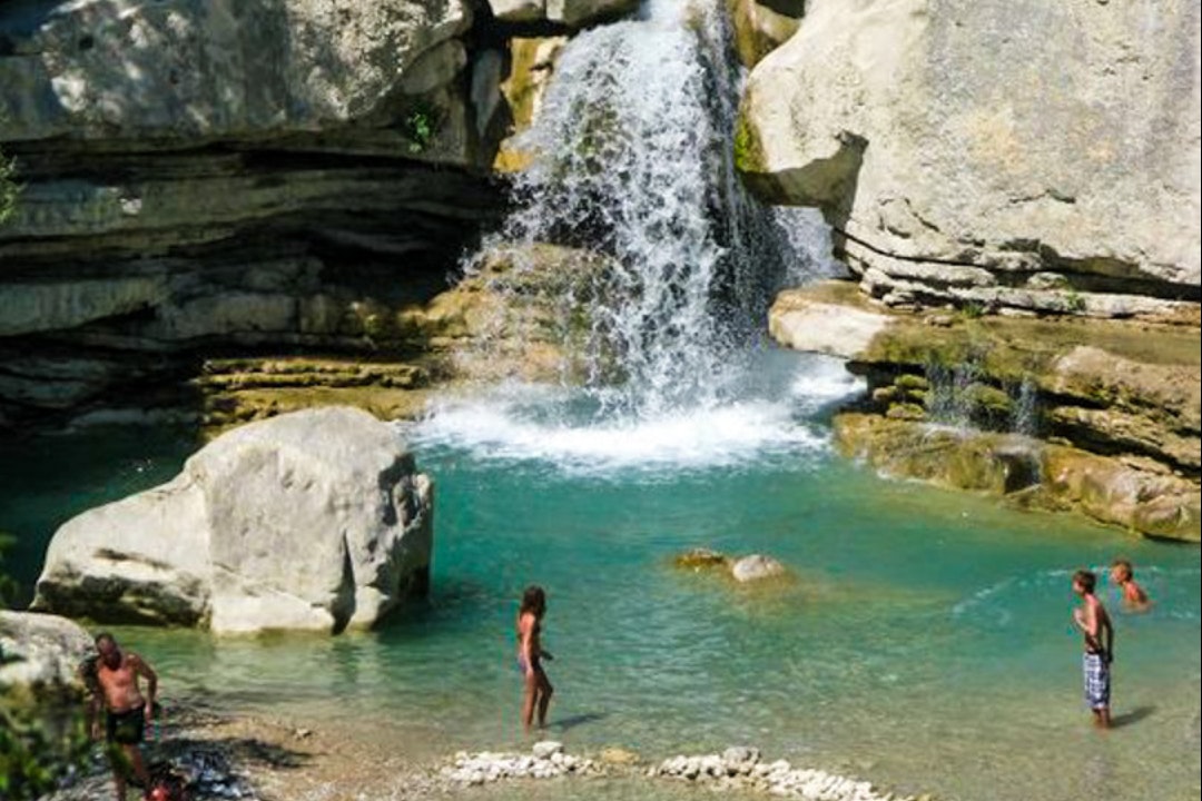 Camping Solaire - Badelagune mit Wasserfall in der Umgebung des Campingplatzes