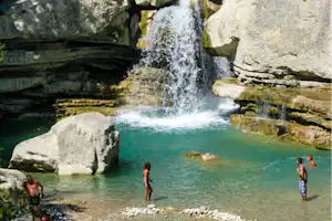 Camping Solaire - Badelagune mit Wasserfall in der Umgebung des Campingplatzes
