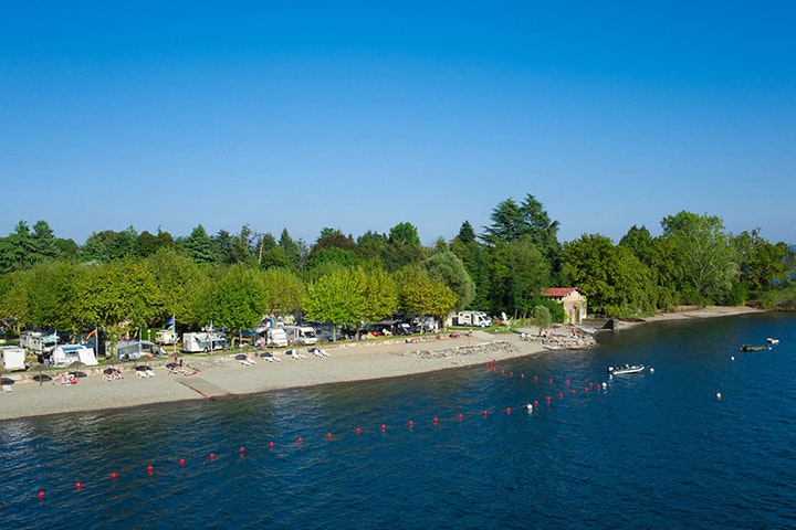 Camping Solcio  -  Luftaufnahme vom Campingplatz am Strand vom See