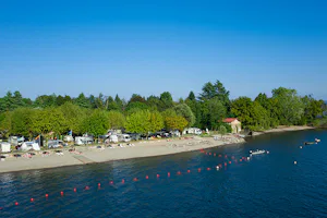 Camping Solcio - Luftaufnahme vom Campingplatz am Strand vom See