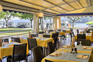 Camping Solcio - Restaurant Terrasse mit Blick auf den See Maggione