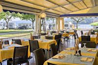 Camping Solcio -  Restaurant Terrasse mit Blick auf den See  Maggione 