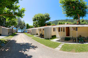 Camping Solcio - Mobilheim mit Terrasse im Grünen auf dem Campingplatz mit Blick auf den See Maggione