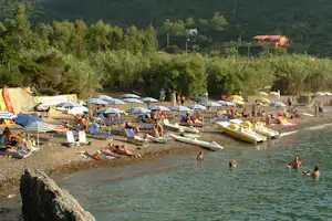 Camping Sole e Mare - Camper am Strand vom Campingplatz mit Sonnenschirmen und Liegestühlen auf der Insel Elba
