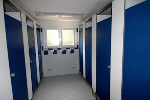Camping Sole e Mare - Toilettenkabinen im Sanitärgebäude