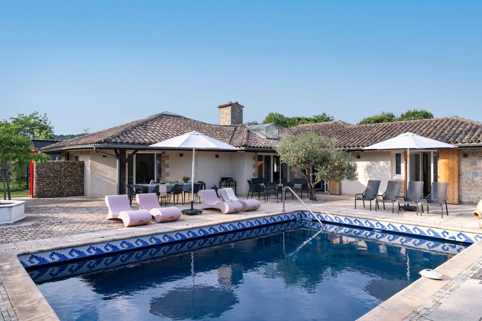 Yelloh! Village Soleil Vivarais  - Pool im Freien mit Liegestühlen und Sonnenschirmen