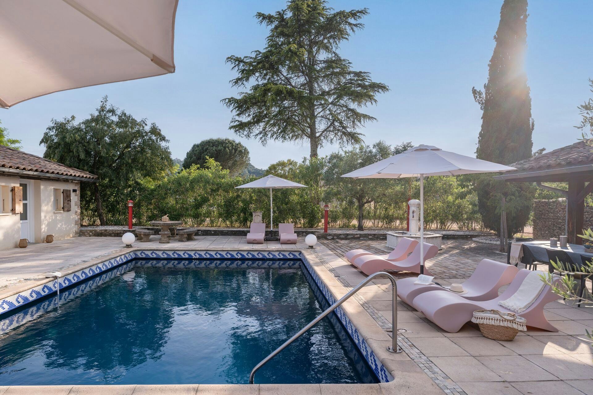 Yelloh! Village Soleil Vivarais - Pool auf dem Campingplatz mit Liegestühlen und Sonnenschirmen