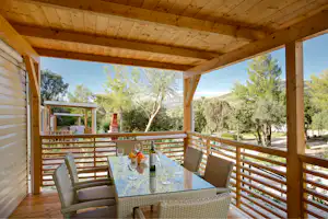 Solitudo Sunny Camping Camping Solitudo - Überdachte Terrasse mit Esstisch eines Mobilheims