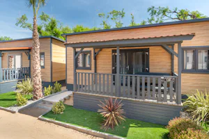 Camping Solmar - Mobilheim mit Terrasse auf dem Campingplatz