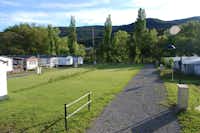 Camping Solopuent - Mobilheime auf dem Campingplatz mit freien Stellplätzen im Vordergrund