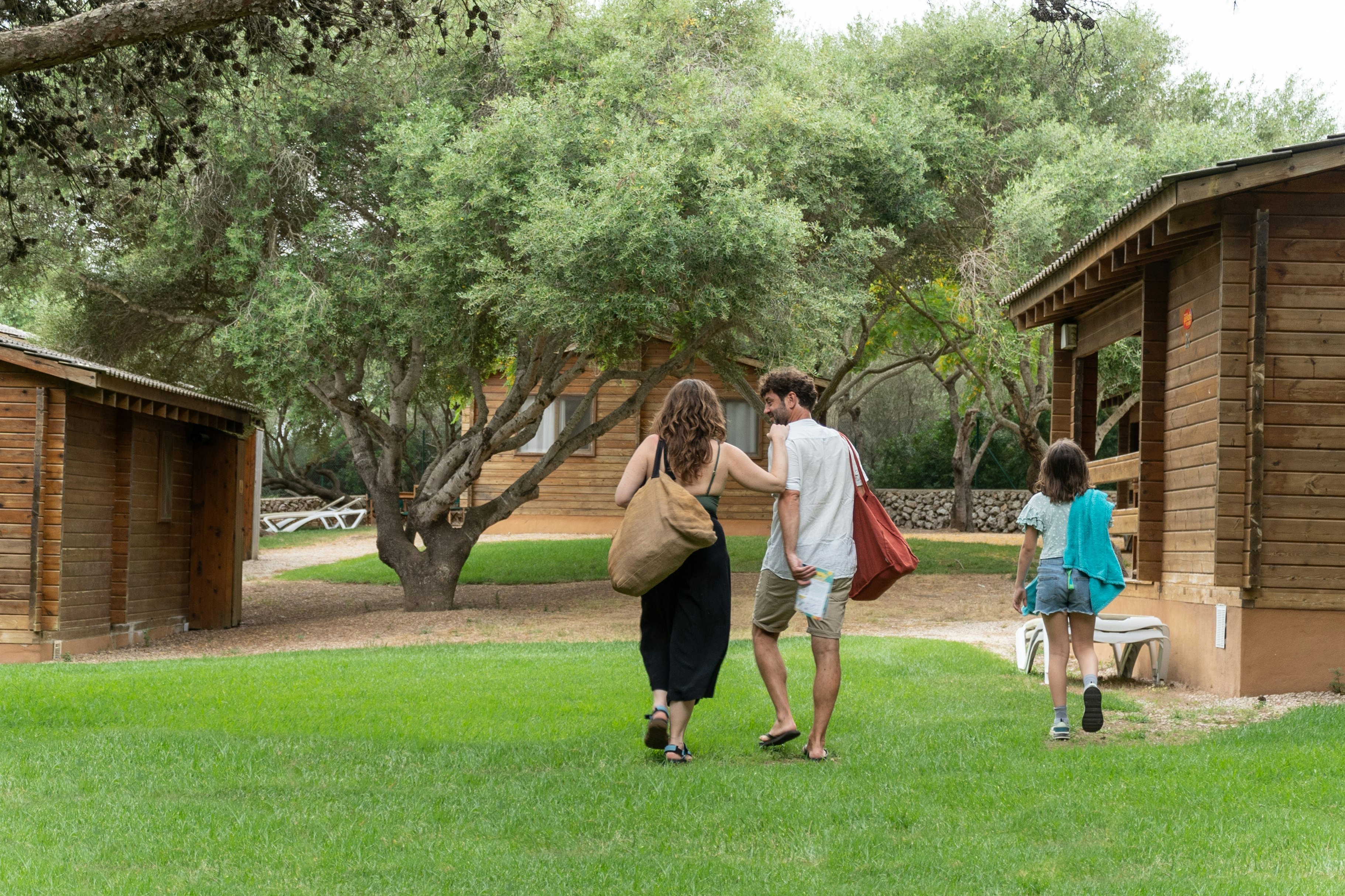Yelloh! Village Les Baléares - Son Bou - Camper auf Wiese zwischen Mobilheimen