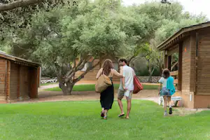 Yelloh! Village Les Baléares - Son Bou - Camper auf Wiese zwischen Mobilheimen