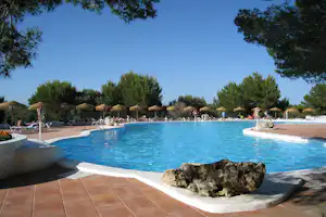 Yelloh! Village Les Baléares - Son Bou - Pool mit Liegestühlen und Sonnenschirmen auf dem Campingplatz