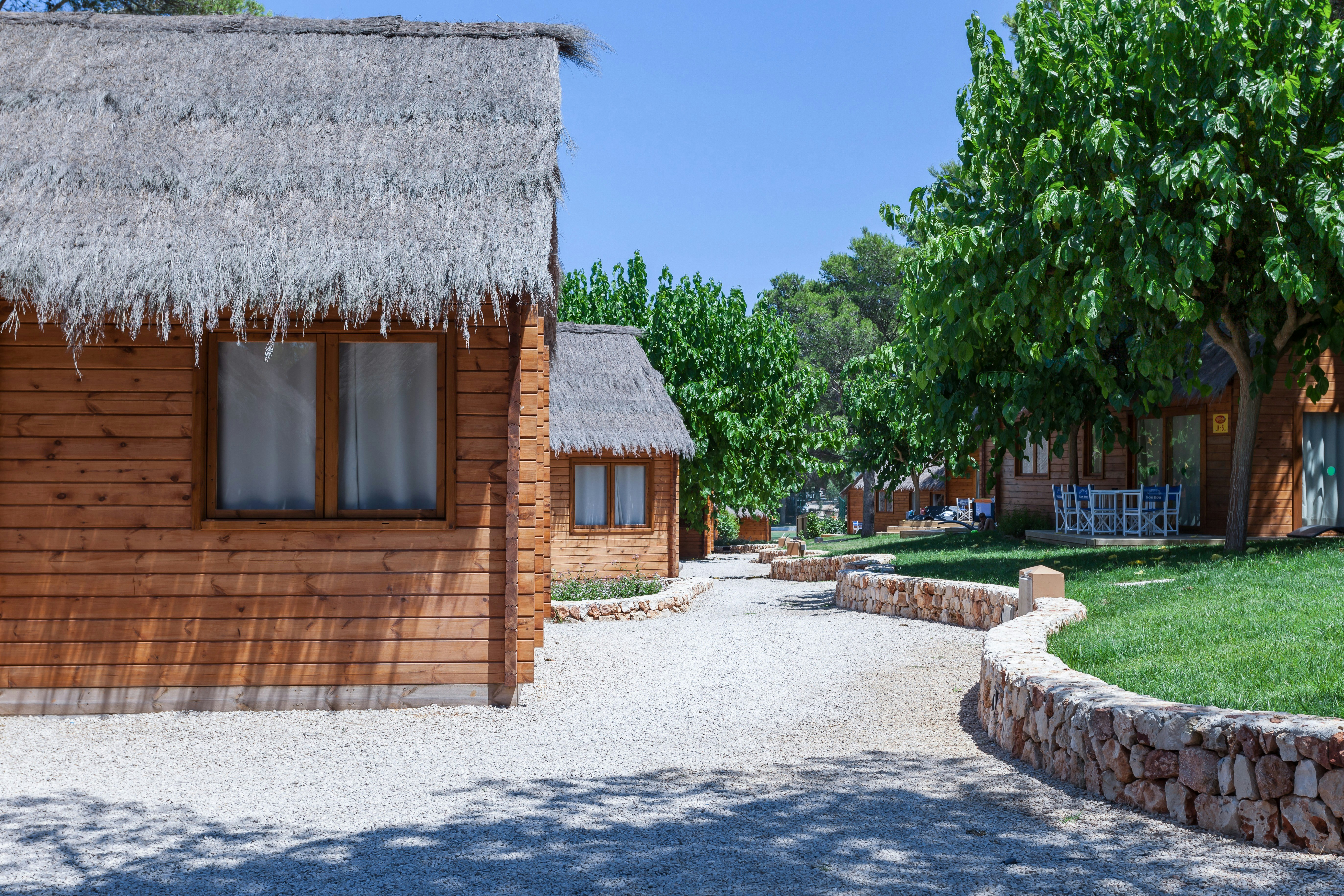 Yelloh! Village Les Baléares - Son Bou Wohnmobilstellplätze - Chalet im Grünen auf dem Gelànde des Campingplatzes 