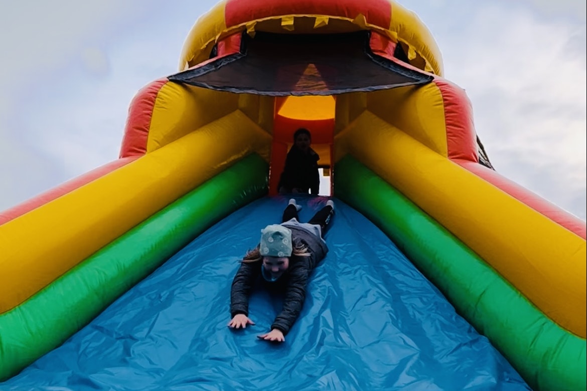 Camping Sonnenland - Trampolin mit Rutsche für Kinder