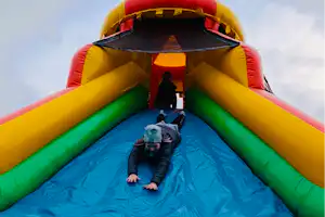 Camping Sonnenland - Trampolin mit Rutsche für Kinder