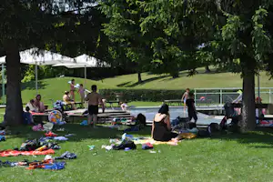 Camping Sonnenwaldbad - Camper am Pool vom Campingplatz unter Bäumen