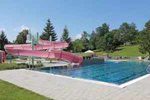 Camping Sonnenwaldbad - Poolbereich vom Campingplatz mit Wasserrutsche