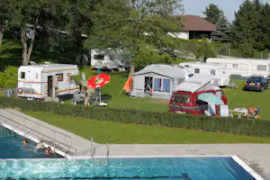 Camping Sonnenwaldbad -Blick auf Wohnwagenstellplatz und Wohnmobilstellplatz vom Campingplatz am Pool