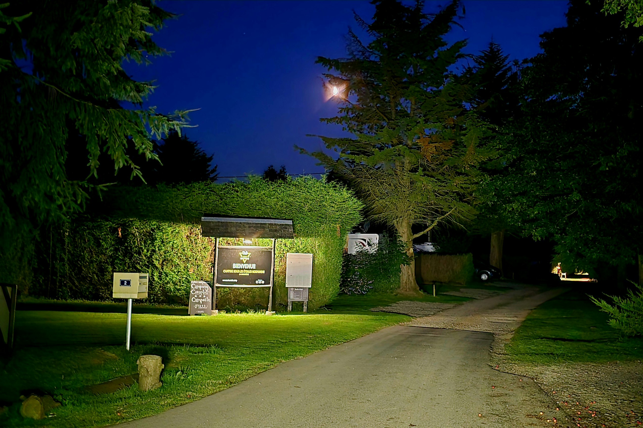 Camping Sous les étoiles Normandie - Einfahrt des Campingplatzes bei Nacht