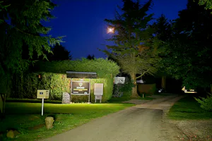 Camping Sous les étoiles Normandie - Einfahrt des Campingplatzes bei Nacht