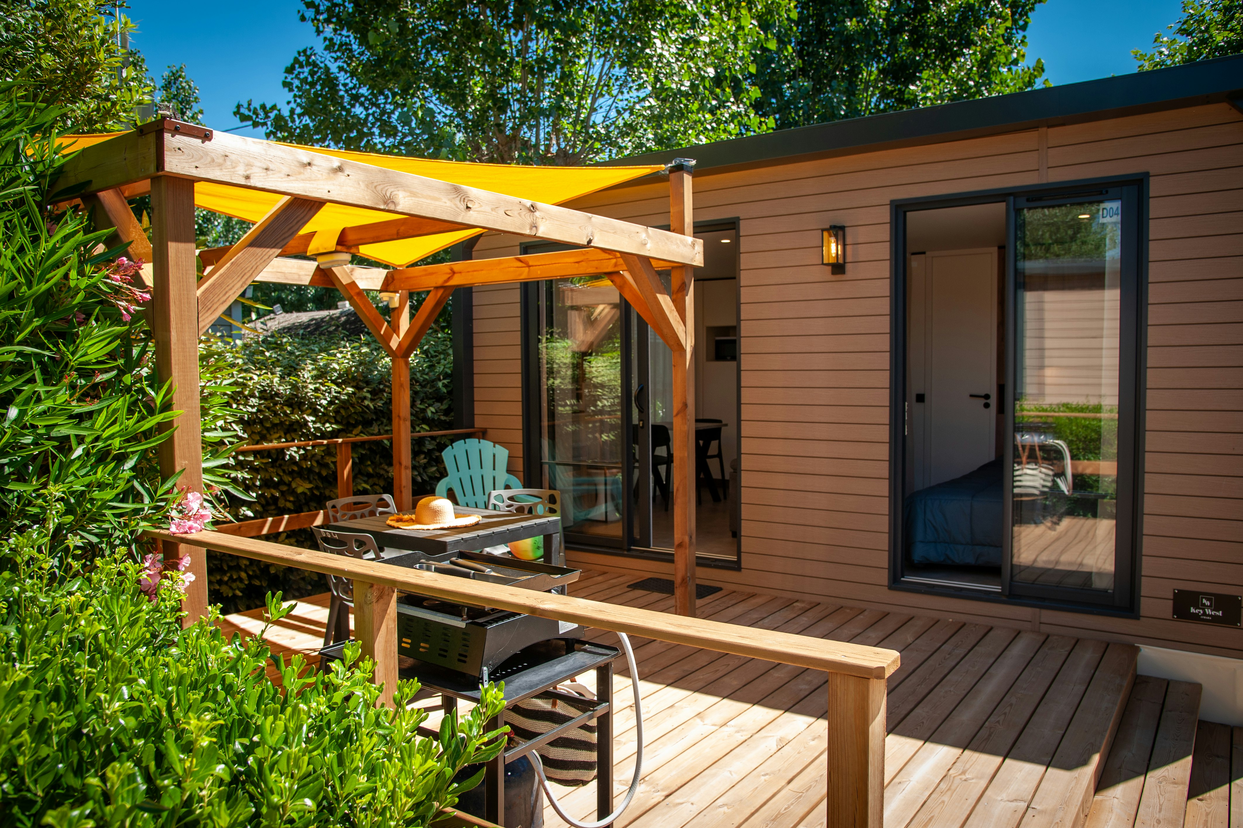 Camping & Spa CAP SOLEIL - Mobilheim Terrasse mit Grill und Sonnensegel