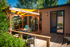 Camping & Spa CAP SOLEIL - Mobilheim Terrasse mit Grill und Sonnensegel