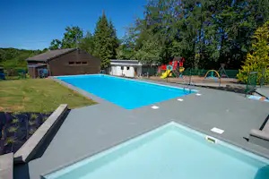 Camping Spa Parc des Sources - Freibad und Kinderspielplatz auf dem Campingplatz