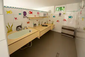 Camping Spa Parc des Sources - Kindersanitärbereich auf dem Campingplatz
