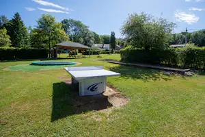 Camping Spa Parc des Sources - Tischtennisplatte auf dem Campingplatz