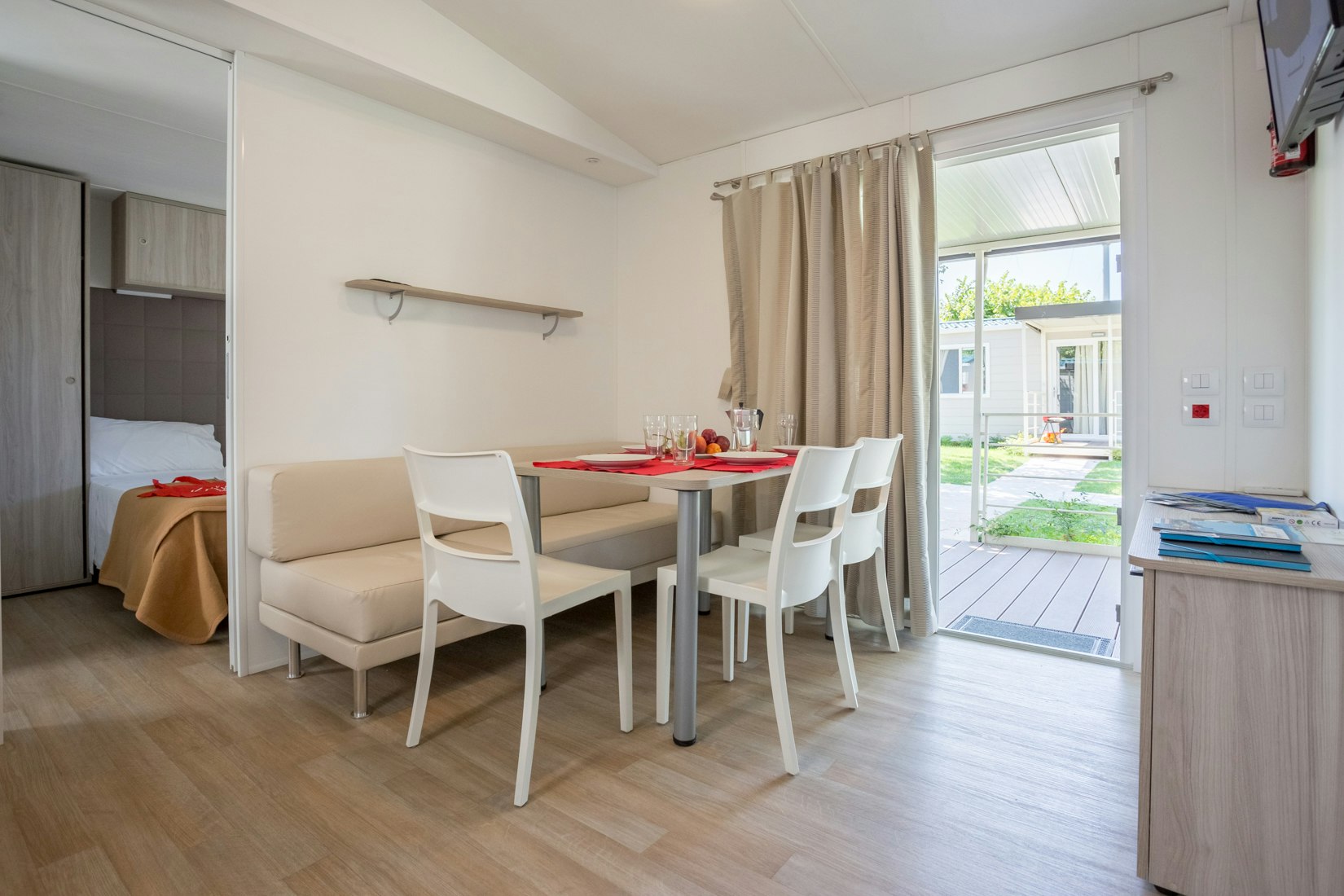 Camping Spiaggia d'Oro  - Innenansicht eines Mobilheims mit Wohn- und Essbereich